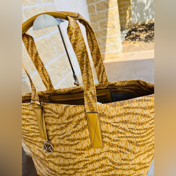 Michael Kors Michael Bag Large Tote zebra print Yellow mustard NWT Authentic - Picture 4 of 7